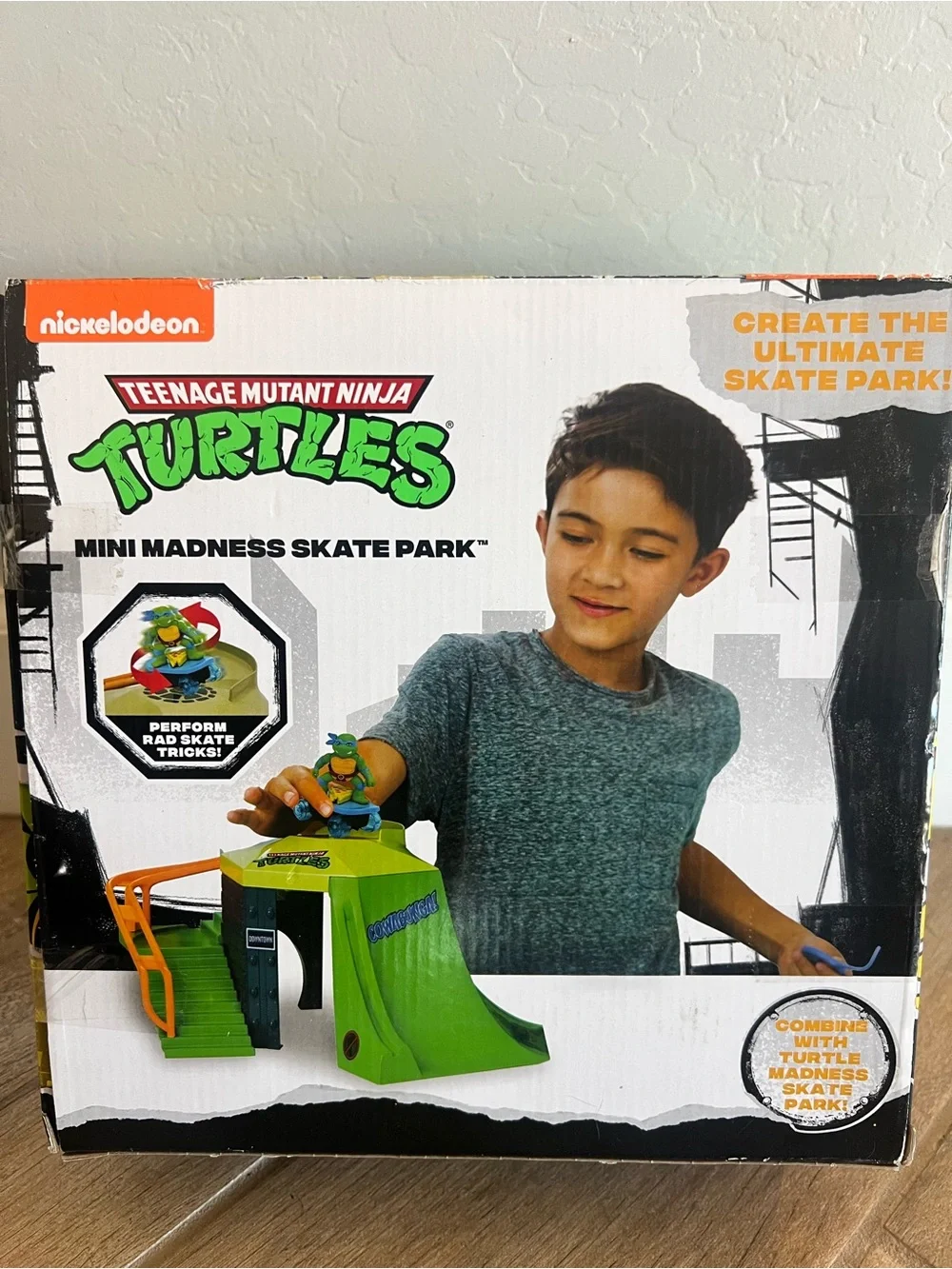 Teenage Mutant Ninja Turtles Green and Orange Skate Park Playset NIB $15